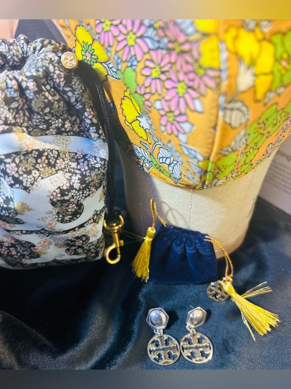 Tory Burch Bundle: Yellow Floral Face Mask W Logo Sak & Tassel Earrings & Bag - Picture 4 of 8